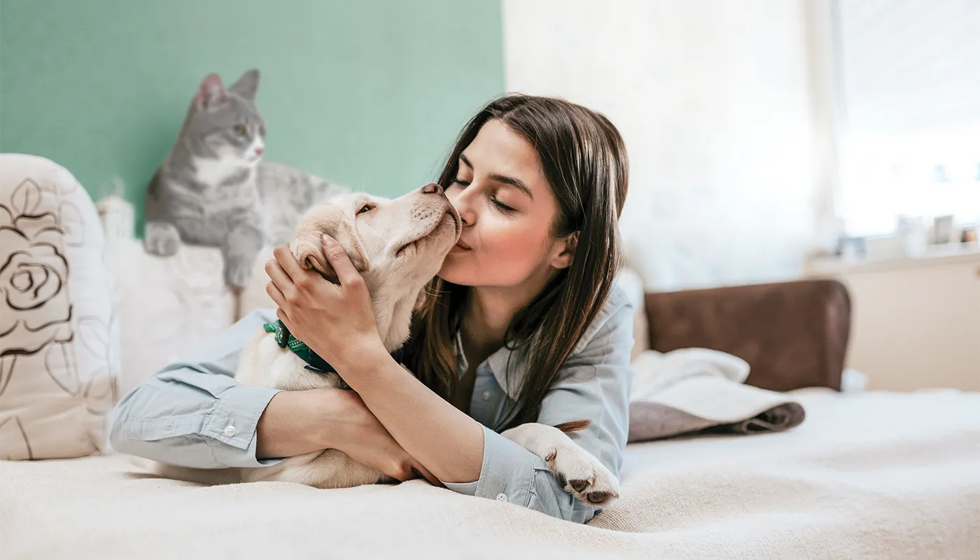 femme-calinant-son-chien Femme câlinant son chien